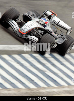 (Dpa) - l'immagine mostra il finlandese Kimi Raikkonen della McLaren Mercedes durante la terza sessione di prove libere del Gran Premio di Formula Uno del Brasile presso l'autodromo di Interlagos in Sao Paulo, Brasile, 24 settembre 2005. Foto: Gero Breloer Foto Stock