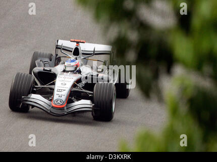 (Dpa) - l'immagine mostra il finlandese Kimi Raikkonen della McLaren Mercedes durante la terza sessione di prove libere del Gran Premio di Formula Uno del Brasile presso l'autodromo di Interlagos in Sao Paulo, Brasile, 24 settembre 2005. Foto: Gero Breloer Foto Stock