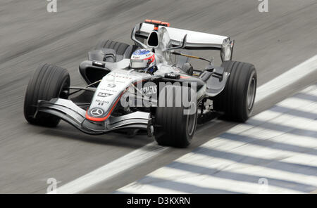 (Dpa) - l'immagine mostra il finlandese Kimi Raikkonen della McLaren Mercedes durante la terza sessione di prove libere del Gran Premio di Formula Uno del Brasile presso l'autodromo di Interlagos in Sao Paulo, Brasile, 24 settembre 2005. Foto: Gero Breloer Foto Stock