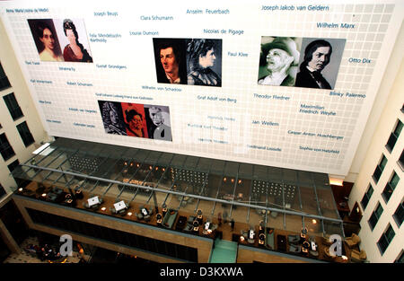 (Dpa) - Una vista a la grande area lobby con una parete raffiguranti i ritratti e i nomi di persone famose da Duesseldorf a cinque stelle di InterContinental-Hotel a Duesseldorf in Germania, 25 settembre 2005. Il lussuoso hotel è stato infine aperto all'inizio di settembre 2005 dopo tre anni di lavori e un investimento di 176 milioni di euro. 160 personale, dal facchino al Foto Stock