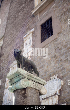 Statua su un pilastro della lupa lattante Romolo e Remo sul Campidoglio a Roma Foto Stock