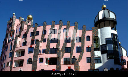 (Dpa) - l'immagine mostra artista austriaco e architetto Friedensreich Hundertwasser's "cittadella verde di Magdeburg' a Magdeburgo, in Germania, il 23 settembre 2005. Il 'Citadel' il progetto è stato lanciato per la prima volta nel 1994 con la costruzione della società 'Stadt Magdeburg von 1954' e affidata a quattro anni più tardi per artista austriaco e architetto Friedensreich Hundertwasser, morto nel 2000. Il perno di riscontro Foto Stock