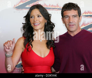 (Dpa) - attrice gallese Catherine Zeta-Jones (L) e il suo partner di pellicola attore spagnolo Antonio Banderas pongono durante una foto chiamata all'inizio del loro nuovo film "La leggenda di Zorro " al Ritz Carlton hotel di Berlino (Germania), 2 ottobre 2005. Sette anni dopo la prima parte " La Maschera di Zorro " Catherine Zeta-Jones e Antonio Banderas si fermò davanti alla telecamera di nuovo per un sequel dell'avventura stor Foto Stock