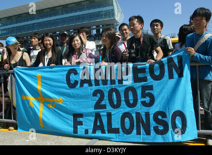 (Dpa) - i fan giapponesi di Spagnolo di Formula One driver della Renault Fernando Alonso tenere una lettura banner 'Champion 2005 F. Alonso' al giapponese di F1 via a Suzuka, in Giappone, giovedì, 06 ottobre 2005. Il Gran Premio del Giappone si terrà a Suzuka domenica 09 ottobre. Foto: Alberto Crippa -- Italia fuori-- Foto Stock