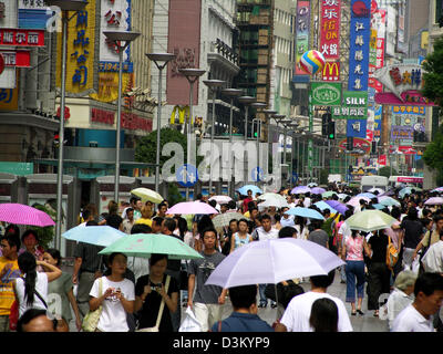 (Dpa) - l'immagine mostra la zona pedonale di Nanjing Road, Shanghai, Cina, 21 agosto 2005. Foto: Juergen Effner Foto Stock