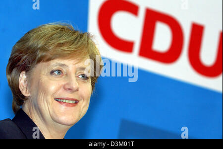 (Dpa) - Presidentessa dei Conservatori (CDU) e designati con il Cancelliere tedesco Angela Merkel Sorrisi durante una conferenza stampa presso il CDU partito sede in Berin, Germania, lunedì 10 ottobre 2005. Foto: Stephanie Pilick Foto Stock