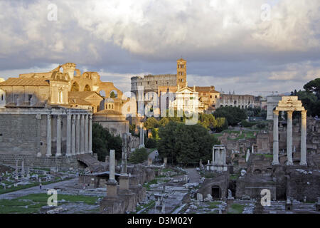 (Dpa) - l'immagine datata 18 settembre 2005 mostra una vista del Foro Romano direzione Colosseo dal Campidoglio, Roma, Italia. Roma è stata costruita su sette colline denominato Aventin, Capitol, Esquilin, Palatin, Quirinale, Viminale e Caelius. Foto: Lars Halbauer Foto Stock