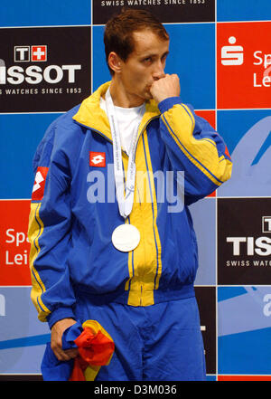 (Dpa) - Il mondo nuovo campione di Sabre, rumeno Mihai Covaliu, bacia la mano con la sua bandiera nazionale nell'altra mano durante la cerimonia di consegna del premio inLeipzig, Germania, lunedì 10 ottobre 2005. I Campionati del Mondo si svolgerà dal 8 al 15 ottobre 2005 nei rami di bracci fioretto, spada e sciabola di uomini e donne e il team. 700 atleti provenienti da 82 nazioni competere in la città della fiera. Foto: Jan Foto Stock