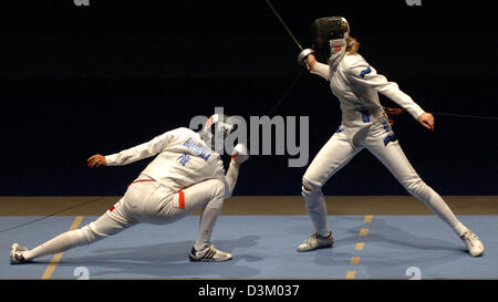 (Dpa) - Il nuovo mondo Epee Champion Danuta Dmowska (L, Polonia) nella foto durante la sua lotta vs estone di Maarika Vosu nel finale della scherma Campionati del Mondo di Lipsia, in Germania, 10 ottobre 2005. Dmowska ha vinto 12-11. I Campionati del Mondo si svolgerà dal 8 al 15 ottobre 2005 nei rami di bracci fioretto, spada e sciabola di uomini e donne e il team. 700 atleti provenienti da 82 nazioni comp Foto Stock