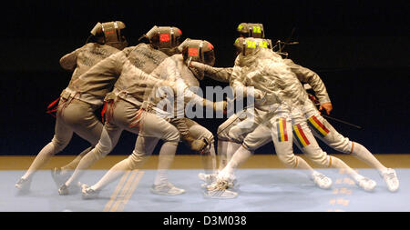 (Dpa) - Il mondo nuovo campione di Sabre, rumeno Mihai Covaliu, mostrato durante la sua lotta contro il russo Stanislav Posdniakov presso la scherma Campionati del Mondo di Lipsia, in Germania, lunedì 10 ottobre 2005. Covaliu ha vinto la finale. I Campionati del Mondo si svolgerà dal 8 al 15 ottobre 2005 nei rami di bracci fioretto, spada e sciabola di uomini e donne e il team. 700 atleti provenienti da 82 nazioni c Foto Stock