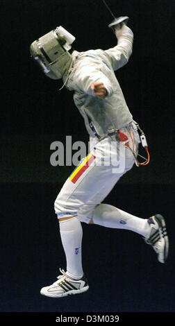 (Dpa) - Il mondo nuovo campione di Sabre, rumeno Mihai Covaliu, cheers dopo la sua lotta vs russo Stanislav Posdniakov presso la scherma Campionati del Mondo di Lipsia, in Germania, lunedì 10 ottobre 2005. I Campionati del Mondo si svolgerà dal 8 al 15 ottobre 2005 nei rami di bracci fioretto, spada e sciabola di uomini e donne e il team. 700 atleti provenienti da 82 nazioni competere in la città della fiera. Ph Foto Stock