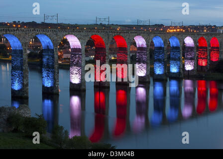 Il Royal ponte di confine al crepuscolo, Berwick-upon-Tweed, Northumberland Foto Stock