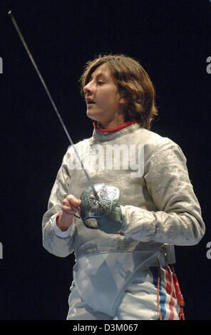 (Dpa) - Il nuovo sabre scherma Campione del Mondo, Francese Anne-Lise Touya, raffigurato all'Scherma Campionati del Mondo di Lipsia, in Germania, 11 ottobre 2005. Tozya ha vinto la finale vs russo Sophia Velikaja 15:13. I Campionati del Mondo si svolgerà dal 8 al 15 ottobre 2005 nelle discipline fioretto, spada e sciabola di uomini e donne e il team. 700 atleti provenienti da 82 nazioni competere nel fair cit Foto Stock