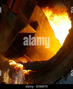 (Dpa) - un convertitore viene riempito con il rottame in ossigeno mulino di acciaio Beeckerwerth del 'ThyssenKrupp Steel AG" a Duisburg in Germania, 22 settembre 2005. Foto: Felix Heyder Foto Stock