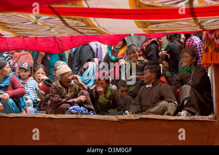 Guardare la gente ballare a Tak Tkok Tse Chu festival a Tak Thok Gompa, (Ladakh) Jammu e Kashmir India Foto Stock