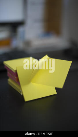 Pila di post-it in diversi colori Foto Stock