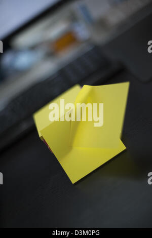 Pila di post-it in diversi colori Foto Stock
