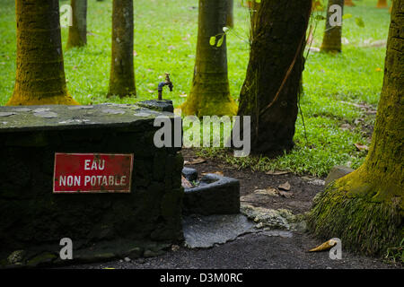 Segno francese si legge "acqua non potabile', Grand Anse, Isola di Reunion, dipartimento francese d' oltremare, Oceano Indiano Foto Stock