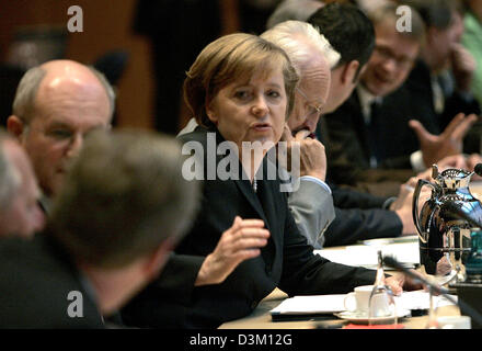 (Dpa) - Presidentessa dei Conservatori (CDU) Angela Merkel in chat con CDU segretario generale Volker Kauder (L) all'inizio dei colloqui esplorativi nei Willy-Brandt Building a Berlino, Germania, lunedì 17 ottobre 2005. Diritto di lei siede il Primo Ministro dello stato federale della Baviera, Edmund Stoiber. Top-level politici dell' Unione (CDU/CSU) e SPD desidera discutere le loro un Foto Stock