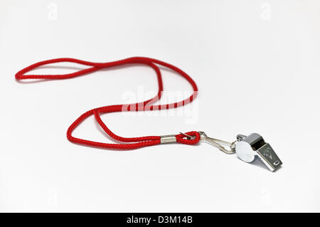Fischio d'argento con cavo rosso isolato su bianco Foto Stock