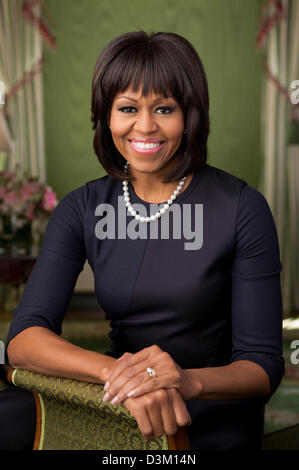 Noi la First Lady Michelle Obama si siede per il suo ritratto ufficiale nella Sala Verde della Casa Bianca Febbraio 12, 2013 a Washington, DC. Foto Stock