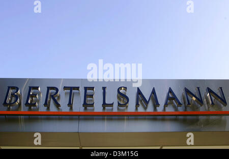 (Dpa) - l'immagine mostra la Bertelsmann AG il logo presso la sede aziendale in GUETERSLOH, Germania, martedì 18 ottobre 2005. Foto: Bernd Thissen Foto Stock