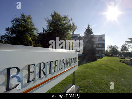 (Dpa) - l'immagine mostra la sede' entrata del gruppo media giant Bertelsmann AG in GUETERSLOH, Germania, martedì 18 ottobre 2005. Foto: Bernd Thissen Foto Stock