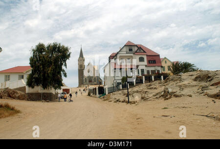 (Dpa) - l'immagine mostra il vecchio case coloniali e una chiesa di Luederitz, Namibia, 11 ottobre 2005. La città di Luederitz fu fondata dal commerciante tedesco Adold Luederitz nel 1883. Dal 1884 fino al 1914 la Namibia era parte del cosiddetto "protettorato tedesco' e fu chiamato 'tedesco il sud-ovest dell'Africa". Foto: Horst Ossinger Foto Stock