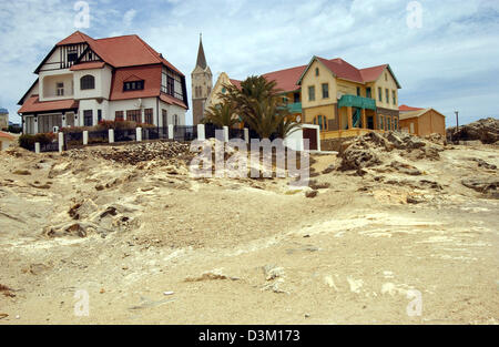 (Dpa) - l'immagine mostra il vecchio case coloniali e una chiesa di Luederitz, Namibia, 11 ottobre 2005. La città di Luederitz fu fondata dal commerciante tedesco Adold Luederitz nel 1883. Dal 1884 fino al 1914 la Namibia era parte del cosiddetto "protettorato tedesco' e fu chiamato 'tedesco il sud-ovest dell'Africa". Foto: Horst Ossinger Foto Stock