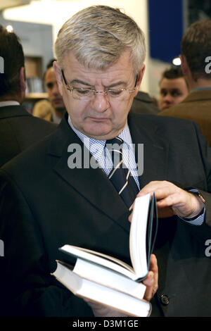 (Dpa) - ex Ministro degli esteri tedesco Joschka Fischer si legge in un libro durante la sua visita alla fiera internazionale del libro di Francoforte, Germania, 20 ottobre 2005. Foto: Frank può Foto Stock