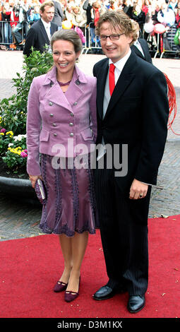 (Dpa) - Prince Bernhard e sua moglie arrivare alla chiesa nozze del principe Floris in Naarden, Paesi Bassi, 22 ottobre 2005. (Paesi Bassi) Foto: Albert Nieboer Foto Stock