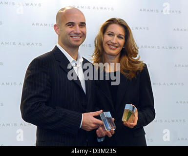 (Dpa) - La stella del tennis-giovane Andre Agassi e Stefanie Graf (R) promuovere la più recente creazione di fragranza per gli uomini e le donne di profumo fabbricante Aramis denominata "Aramis" sempre a Monaco di Baviera, Germania, lunedì 24 ottobre 2005. Foto: Frank Maechler Foto Stock