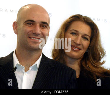 (Dpa) - La stella del tennis-giovane Andre Agassi e Stefanie Graf (R) promuovere la più recente creazione di fragranza per gli uomini e le donne di profumo fabbricante Aramis denominata "Aramis" sempre a Monaco di Baviera, Germania, lunedì 24 ottobre 2005. Foto: Frank Maechler Foto Stock