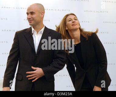 (Dpa) - La stella del tennis-giovane Andre Agassi e Stefanie Graf (R) promuovere la più recente creazione di fragranza per gli uomini e le donne di Aramis denominata "Aramis" sempre a Monaco di Baviera, Germania, lunedì 24 ottobre 2005. Foto: Frank Maechler Foto Stock