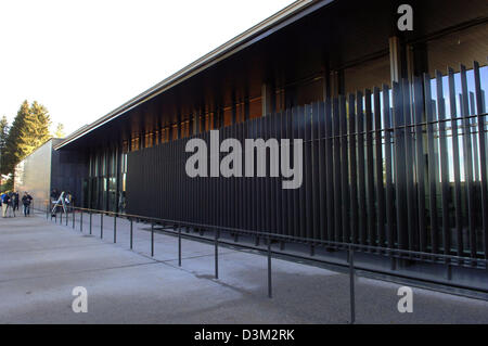 (Dpa) - l'immagine mostra l'ingresso al memorial sito 'Centro europeo dei deportati combattente della resistenza nel campo di concentramento nazista sistema' ('Europaeisches Zentrum des Widerstandskaempfers deportierten im KZ-Sistema der nazisti") all'ex campo di concentramento Natzweiler-Struthof nei Vosgi alsaziani, Francia, giovedì 27 ottobre 2005. Il nuovo "Centro Europeo del deporte Foto Stock