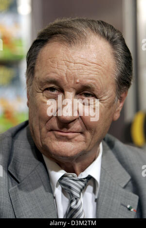 (Dpa) - Il francese dei fumetti illustrator 78-enne Albert Uderzo foto della fiera internazionale del libro di Francoforte, Germania, 22 ottobre 2005. Foto: Frank può Foto Stock