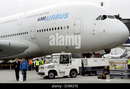 (Dpa) - l'immagine mostra l'Airbus A380 sollevato fino all'aeroporto di Francoforte, in Germania, sabato 29 ottobre 2005. La visita del piano gigante di Francoforte è il primo sbarco a livello internazionale aeroporto di transito. Il velivolo facilmente atterrato a Francoforte 90 minuti dopo il suo decollo di Tolosa. Vengono beffardamente 5.000 visitatori seguita la premiere. La spedizione di più grande del mondo pass Foto Stock