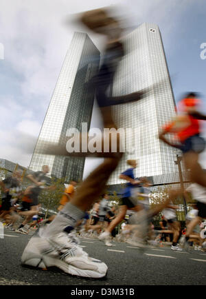 (Dpa) - I partecipanti alla fiera di Francoforte Marathon nella foto sotto le torri di Deutsche Bank a Francoforte in Germania, domenica 30 ottobre 2005. Più di 16.000 corridori e pattinatori firmato questo anno per coprire il 42,195 chilometri di distanza attraverso il fiume principale metropole. Foto: Frank Rumpenhorst Foto Stock