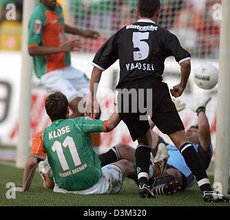 (Dpa) - Miroslav KLOSE di Brema punteggi 3-1 contro Frankfurt portiere Oka Nikolov in Bundesliga corrispondono al Werder Brema vs Eintracht Francoforte in theWeser stadium di Brema, in Germania, sabato 29 ottobre 2005. Aleksandar Vasoski di Francoforte non è in grado di impedire l'obiettivo. Foto: carmen Jaspersen (Attenzione: nuovo periodo di bloccaggio! Il DFL ha proibito la pubblicazione e fu Foto Stock