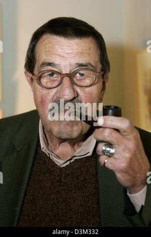 (Dpa) - autore tedesco Guenter Grass raffigurato all'inaugurazione della mostra "armadio erba' sul Castello Faber-Castell in Stein vicino a Norimberga (Germania), 28 ottobre 2005. Il centesimo anniversario della "Castell 9000'-linea, il green classic di pen fabbricante Faber-Castell, è celebrata il 28 ottobre. Il Premio Nobel per la letteratura ha fatto arrivare in particolare per aprire un cron Foto Stock