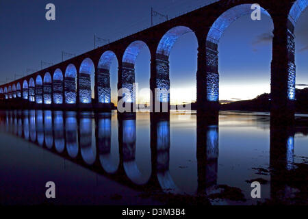 Il Royal ponte di confine al crepuscolo, Berwick-upon-Tweed, Northumberland Foto Stock