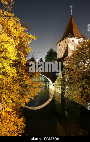 (Dpa) - La figura mostra la vista notturna dal Schlayer torre presso il cancello di Haller sul fiume Pegnitz in Nuremberg, Germania, 26 ottobre 2005. Al di sotto di esso il Kettensteg bridge e il fiume Pegnitz può essere visto. Foto: Daniel Karmann Foto Stock