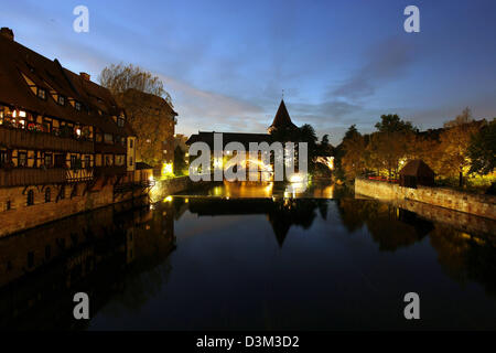 (Dpa) - La figura mostra la vista notturna dal Max ponte sul fiume Pegnitz e la torre Schlayer presso il cancello di Haller in Nuremberg, Germania, 26 ottobre 2005. Foto: Daniel Karmann Foto Stock