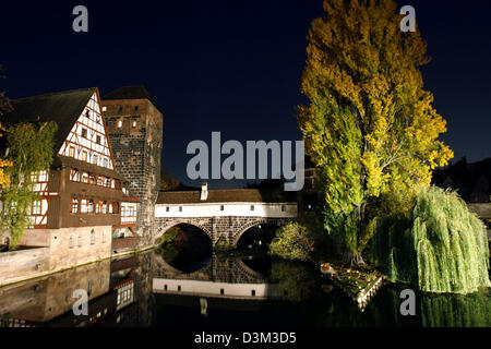 (Dpa) - La figura mostra la vista notturna dal Ponte di Max sul Weinstadel (L), il ponte Henkersteg e il fiume Pegnitz in Nuremberg, Germania, 26 ottobre 2005. Foto: Daniel Karmann Foto Stock