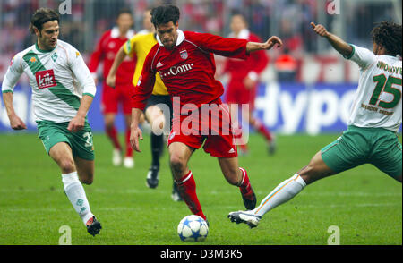 (Dpa) - Monaco di Baviera Michael Ballack (C) è vicino alla sfera pur essendo circondato da Brema i giocatori di Torsten Frings (L) e Patrick OWOMOYELA (R) durante la Bundesliga partita di calcio FC Bayern Monaco vs. SV Werder Bremen nello stadio Allianz Arena di Monaco di Baviera, Germania, 05 novembre 2005. Foto: Peter Kneffel (Attenzione: EMBARGO SULLE NUOVE CONDIZIONI! Il DFL ha proibito la pubblicazione e ulteriore u Foto Stock