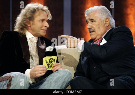 (Dpa) - TV tedesca host Thomas Gottschalk (L) colloqui con attore tedesco Mario Adorf durante il tedesco TV show "Wetten Dass,...?" ("scommettere che...?") presso il Maimarkt hall di Mannheim, Germania, 05 novembre 2005. Foto: Ronald Wittek Foto Stock