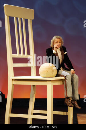 (Dpa) - TV tedesca host Thomas Gottschalk si siede su una grande sedia durante il tedesco TV show "Wetten Dass,...?" ("scommettere che...?") a Mannheim, Germania, 05 novembre 2005. Foto: Ronald Wittek Foto Stock