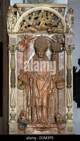 (Dpa) - l'immagine mostra il monumento sepolcrale del principe vescovo di Lorenz Bibra creato dal famoso scultore tedesco e lo scultore Tilman Riemenschneider a san Kilian cattedrale nella città bavarese di Würzburg, Germania, 03 novembre 2005. Il presente aspetto e la forma della cattedrale risale a una modifica iniciated dal vescovo Bruno (1034 - 1045) è stato completato nel 1188. In corrispondenza di un Foto Stock