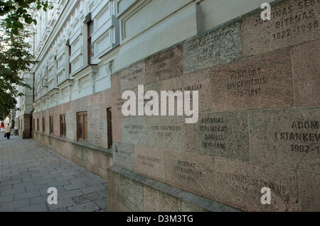 (Dpa) - l'immagine mostra l'ex KGB edificio nella strada principale Gedimino Prospekt a Vilnius, Lituania, 2 settembre 2005. Dopo il ritiro delle truppe sovietiche come risultato del colpo di stato fallito a Mosca, in Russia nel mese di agosto 1991 i nomi di centinaia di vittime dell'intelligenza sovietica KGB di servizio sono stati incisi nelle pareti dell'edificio. Foto: Helmut Heuse Foto Stock