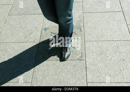 (Dpa) - una pietra con colorati glas dicendo "tebuklas' (cioè miracolo) è in massa tra la cattedrale e la sua freestanding torre campanaria di Vilnius, Lituania, 31 agosto 2005. È stato uno dei punti finali quando una catena umana di circa 2 milioni di persone del mar Baltico hanno dimostrato nel 1989 su 650 chilometri tra Vilnius e Tallinn, Estonia contro l'occupazione sovietica. La pietra è stata Foto Stock